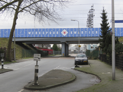 907555 Afbeelding van de tekst 'WERKSPOOR KWARTIER' op het spoorwegviaduct over de Julianaparklaan te Utrecht.